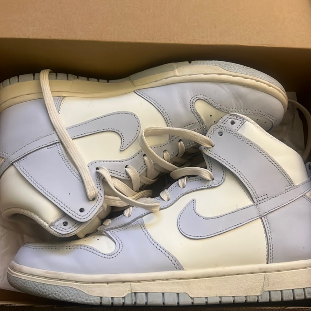 Women’s Nike dunk - high
Sail/football gray-pale ivory
Size 8
